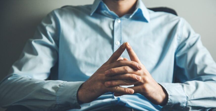 9 إشارات في لغة الجسد تعبر عن ثقتك بنفسك