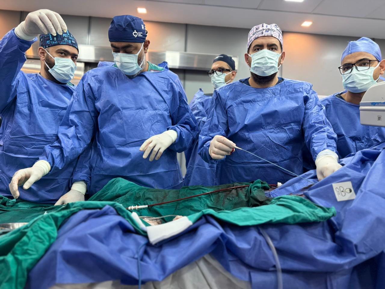 الفريق الطبي أثناء الجراحة