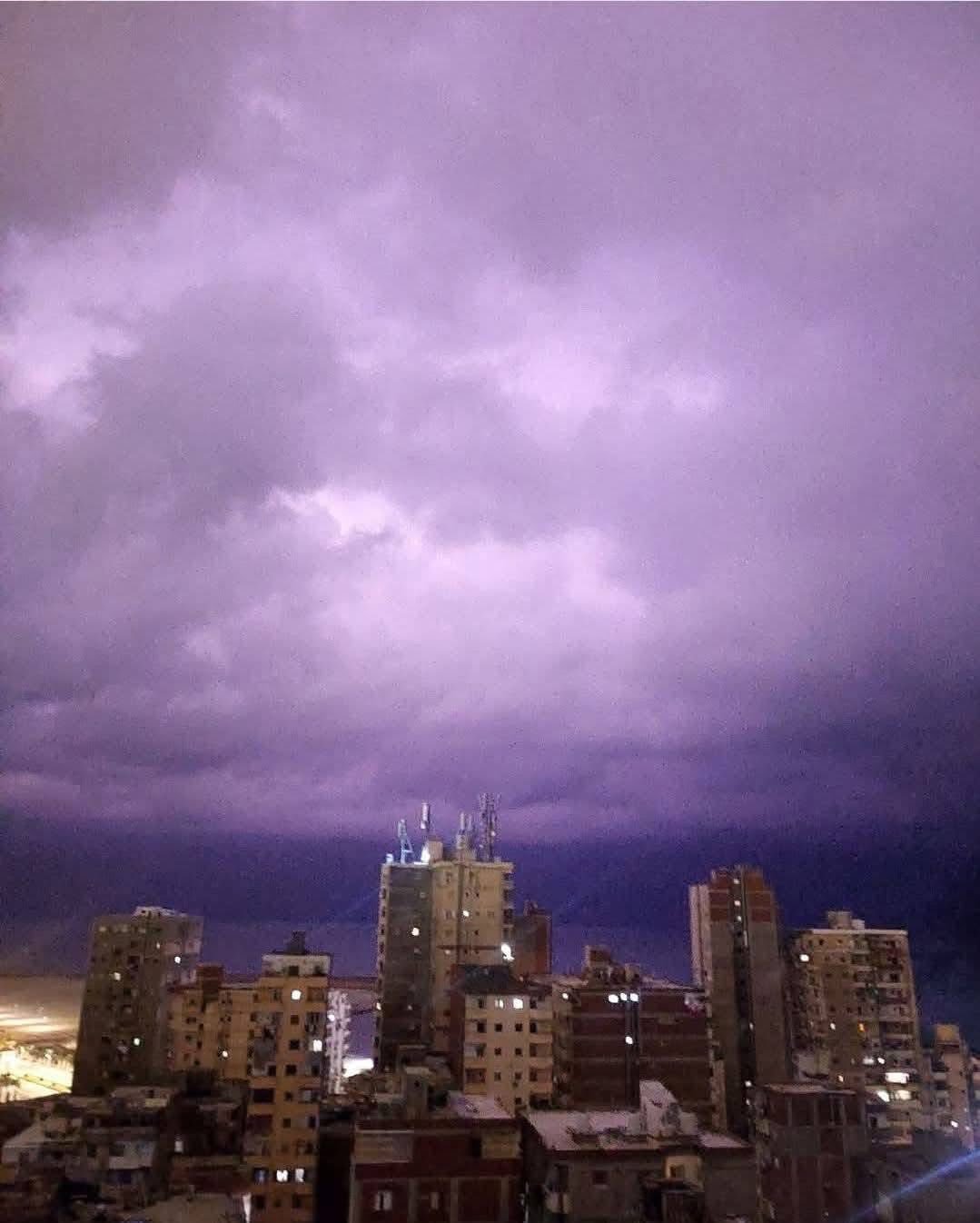 شتاء مفاجئ في عز الصيف.. الإسكندرية تغرق في أمطار غزيرة وعواصف رعدية (فيديو)