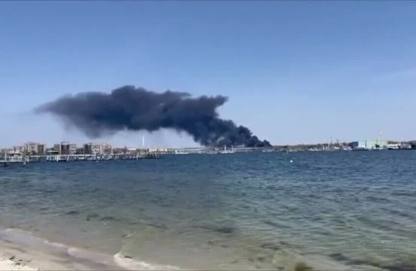حريق لمركب سياحي في مدينة الغردقة