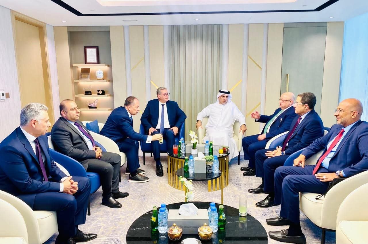 اجتماع موسع بين وزارة البترول المصرية ومجموعة موانئ أبوظبي بحضور وزير البترول كريم بدوي وعدد من قيادات الجانبين