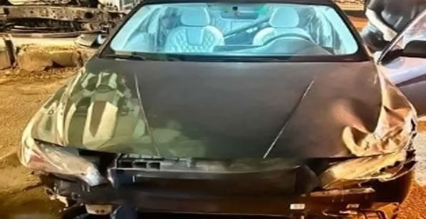 تحطم السيارة في حادث