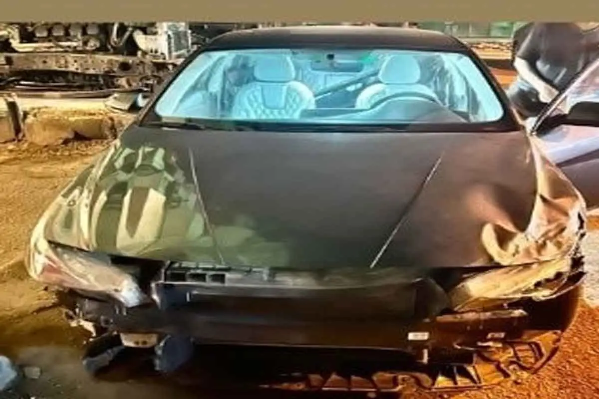 تحطم السيارة في حادث