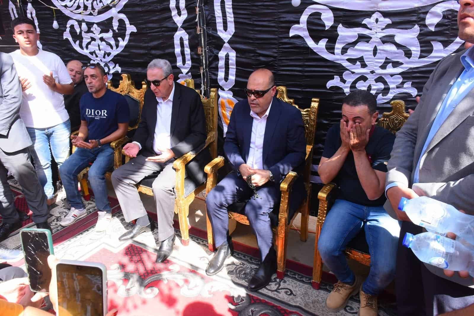 وزير العمل يزور أسر المتوفين